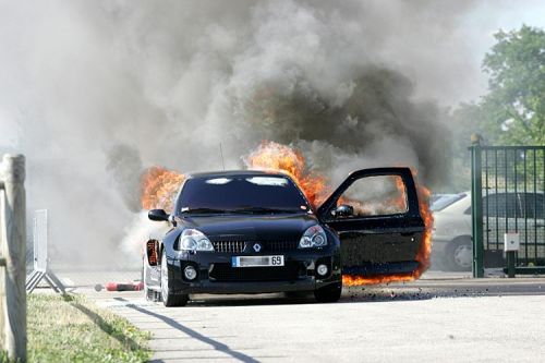 Автомобиль сгорел дотла