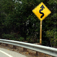 Предупреждающие знаки информируют водителя об изменении типа дороги и приближении к потенциально опасным участкам, при проезде по которым необходимо уменьшить скорость движения