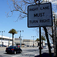 Регулирующие знаки информируют водителя о том, что ему можно и нужно делать. Водитель должен подчиняться указаниям регулирующих знаков