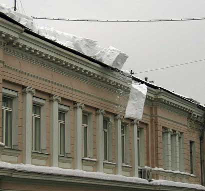 снег сорвался с крыши снег сорвался с крыши